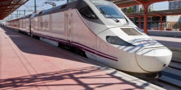 Renfe ofrece más de 28.500 plazas en sus trenes AVE y Alvia que conectan Galicia con Madrid para viajar este puente