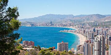 Destinos nacionales y prudencia en el gasto: claves del turismo este verano