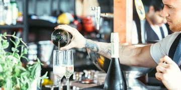 El sector servicios de España mantiene su expansión respaldado por el turismo y la subida del SMI