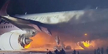 Cinco fallecidos en un avión que aterrizaba en llamas en el aeropuerto japonés de Haneda