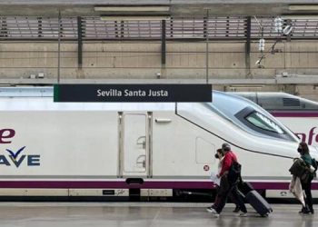 Tren AVE en la estación de Santa Justa, en Sevilla