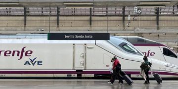 Tren AVE en la estación de Santa Justa, en Sevilla