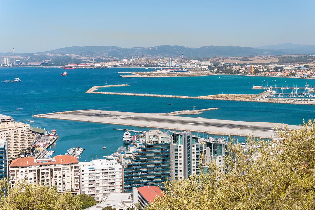 Pistas del aeropuerto de Gibraltar junto a la zona portuaria