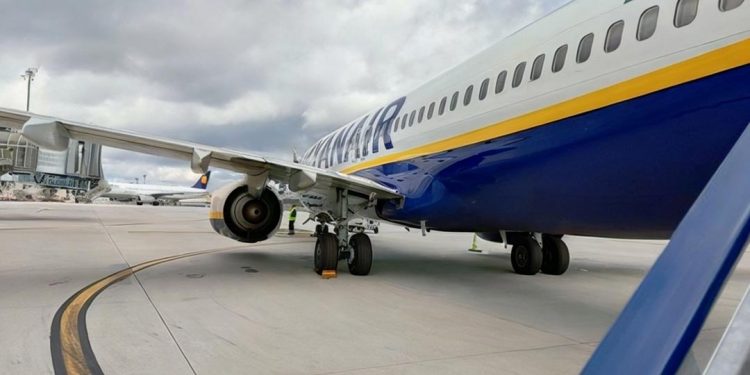 Ryanair cierra la base de Santiago y abandona Vigo y Tenerife