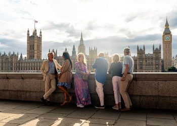 Turistas con el skyline de Londres de fondo