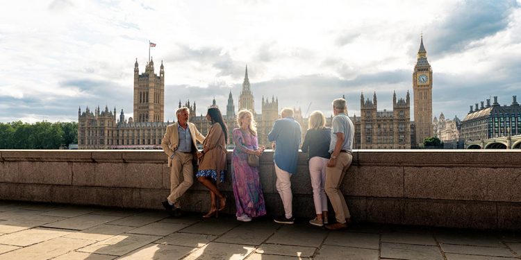 Turistas con el skyline de Londres de fondo
