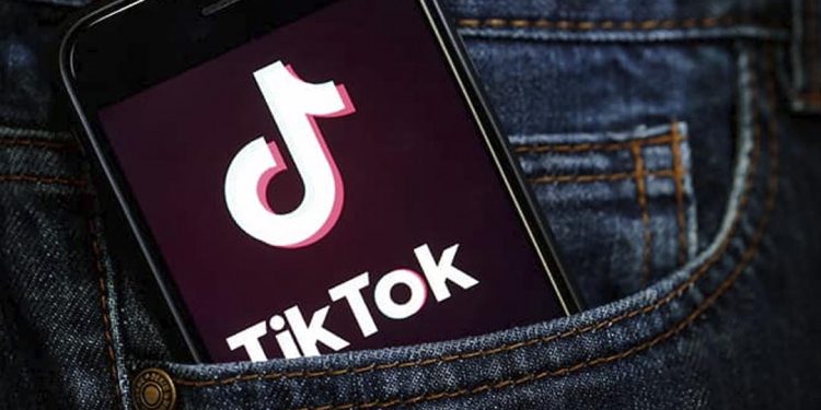 TikTok reservas de hotel Booking Expedia